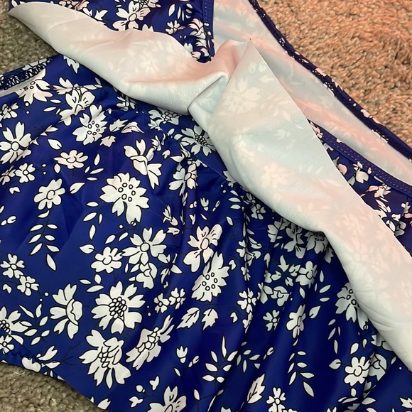 2/$30 New floral ruffle padded swim top in blue and white size Large - Picture 6 of 16